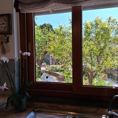 Il Giardino Dei Gigli Apartment Meta