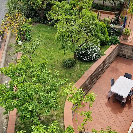 Il Giardino Dei Gigli Apartment Meta