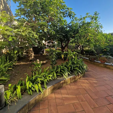 Il Giardino Dei Gigli Apartment Meta